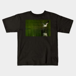 Oiseau au dessus de l'eau Kids T-Shirt